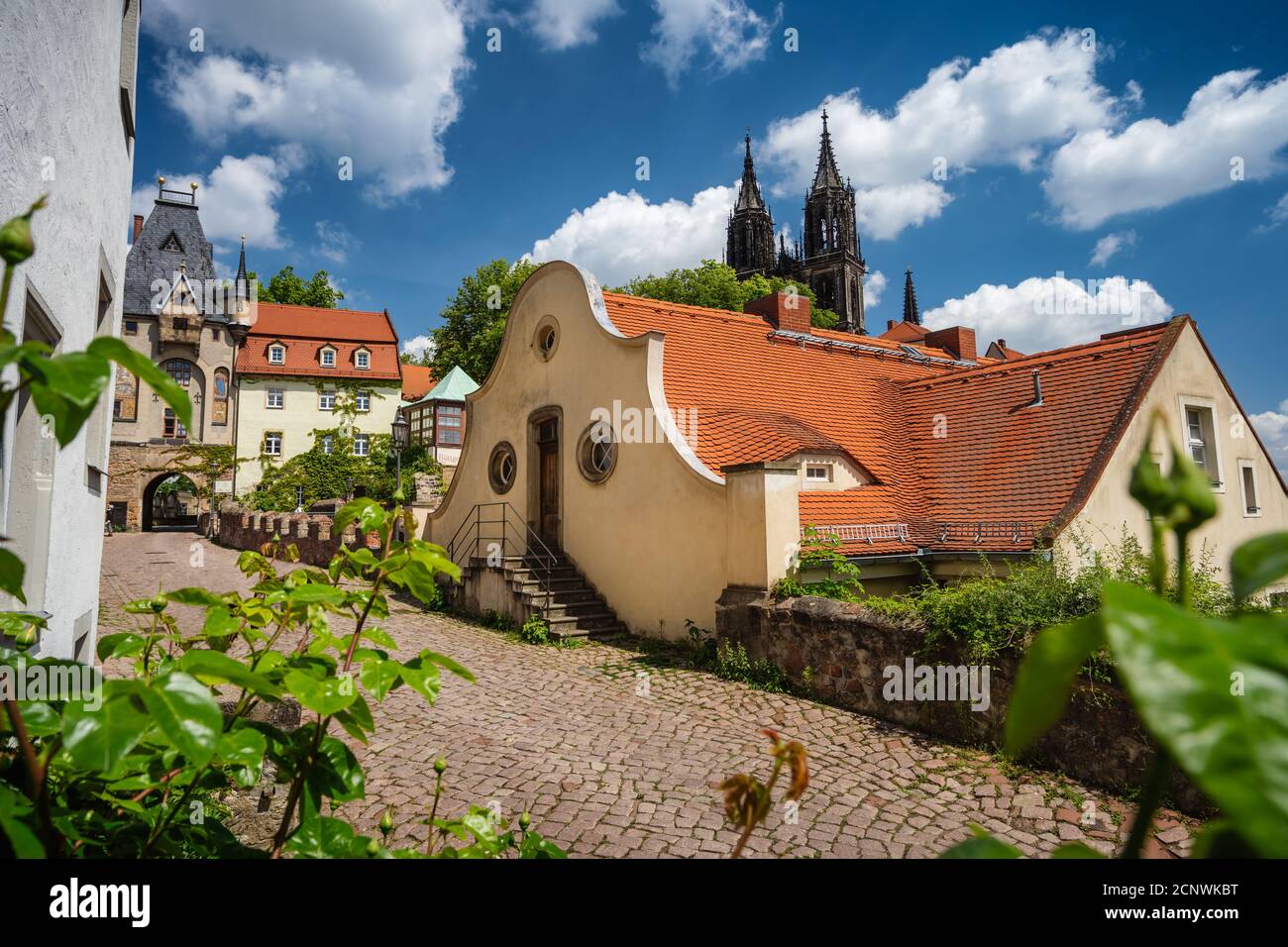 Conte de fées de Meissen vieille ville. Magnifique château d'Albrechtsburg. Anciens bâtiments de toit en carrelage orange. Dresde, Saxe, Allemagne. Journée ensoleillée. Banque D'Images