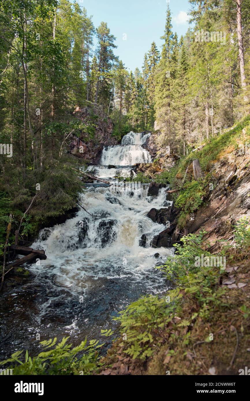 La plus belle cascade du nord de Carélie. Banque D'Images