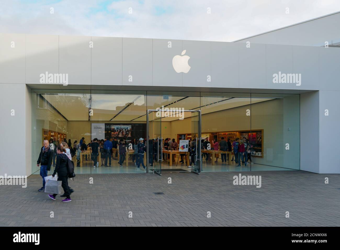 Apple Store vendant des iPhones, iPads et plus dans des espaces élégants. Situé à Westfield UTC. Avec des piétons passant devant le magasin. La Jolla. San Diego, Californie, États-Unis. 23 mars 2019 Banque D'Images
