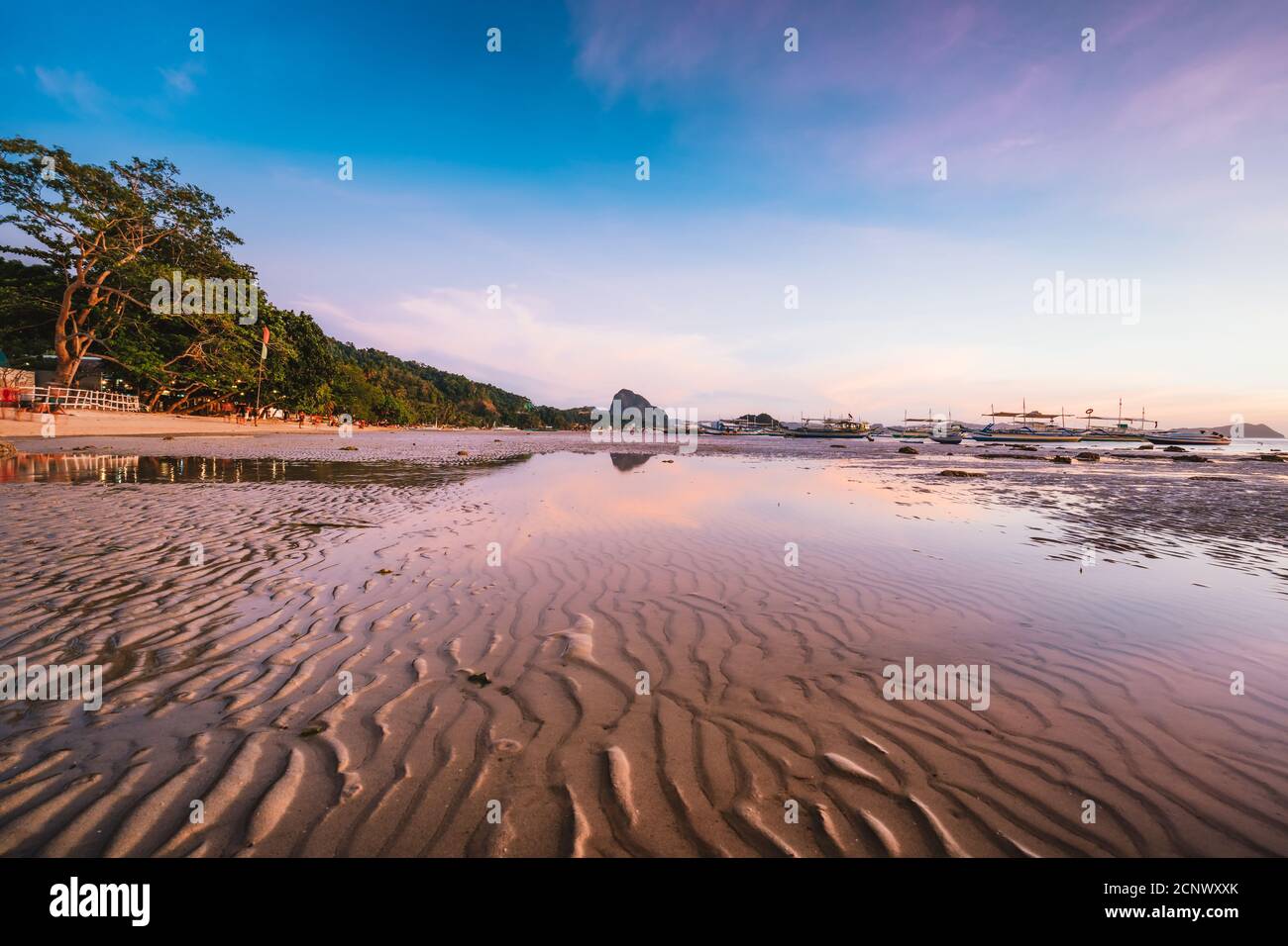 Longue plage de corong au coucher du soleil. El Nido, Philippines. Banque D'Images