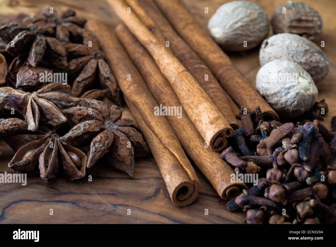 épices entières, muscade aromatique, bâtonnets de cannelle, clous de girofle, table d'anis étoilé, encore la vie Banque D'Images
