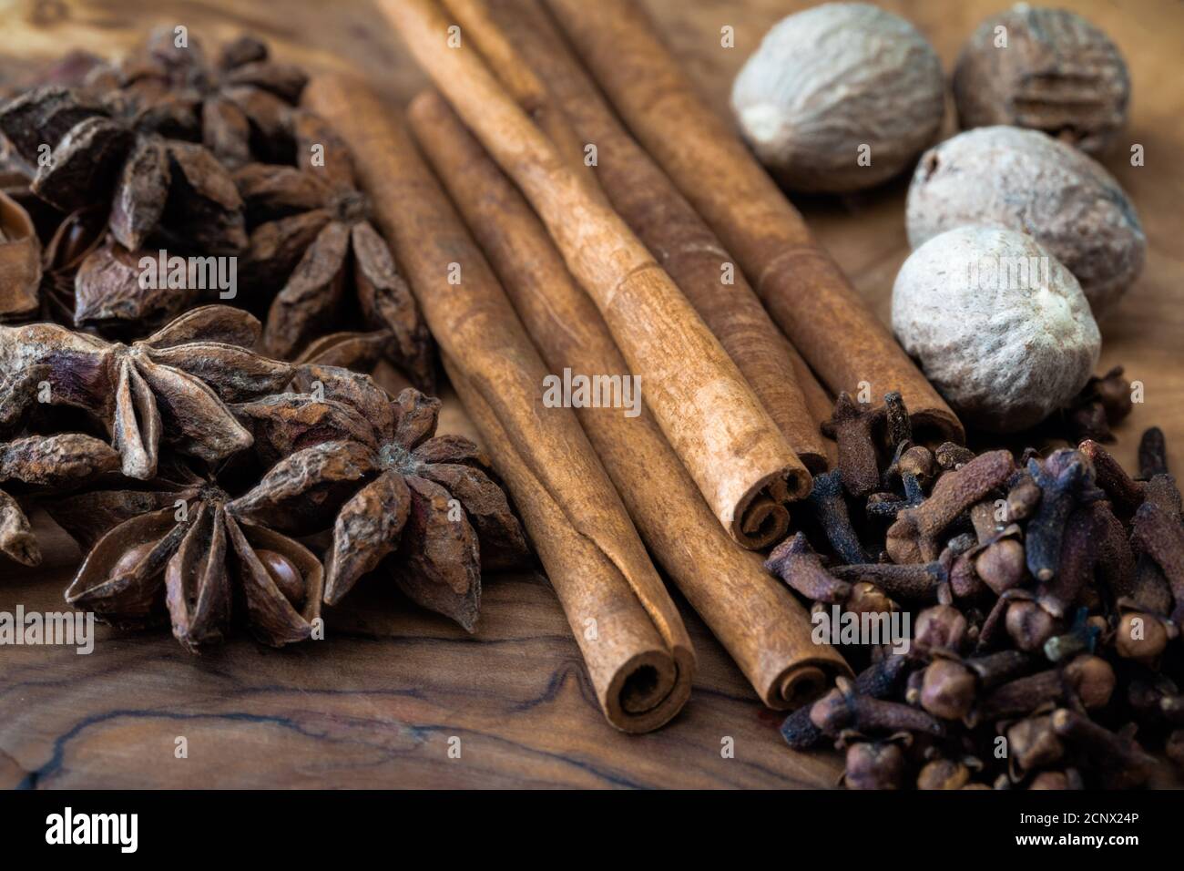 épices entières, muscade aromatique, bâtonnets de cannelle, clous de girofle, table d'anis étoilé, encore la vie Banque D'Images