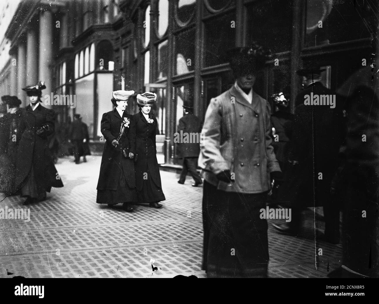 Les acheteurs de Noël devant le grand magasin de Marshall Field sur State Street, Chicago, Illinois Banque D'Images