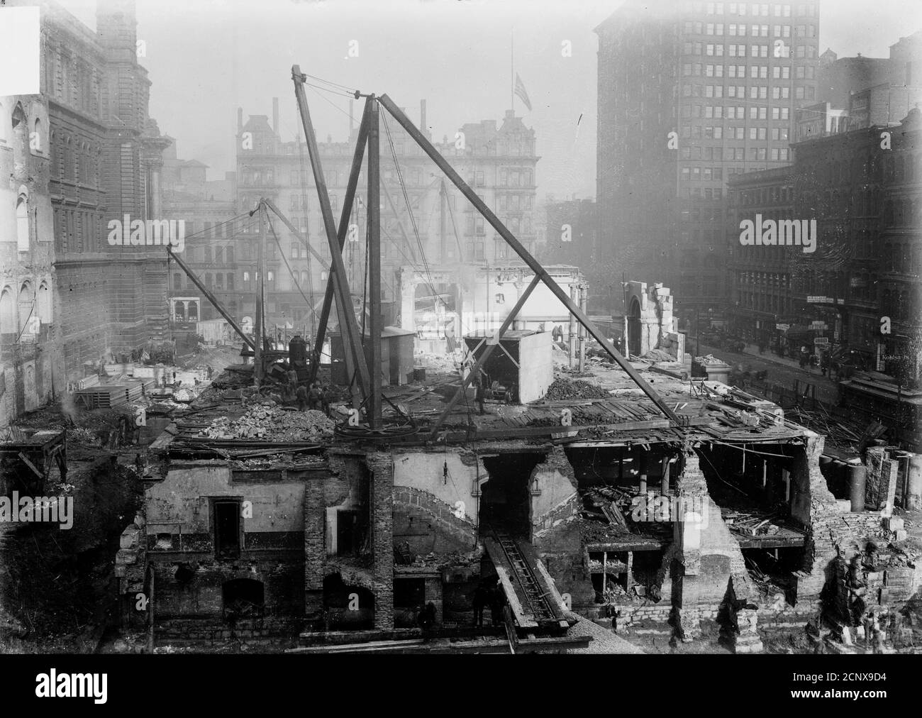 Vue surélevée de la démolition de l'ancien hôtel de ville et du County Building situé au 118 North Clark Street, Chicago, Illinois, vers 1905. Banque D'Images