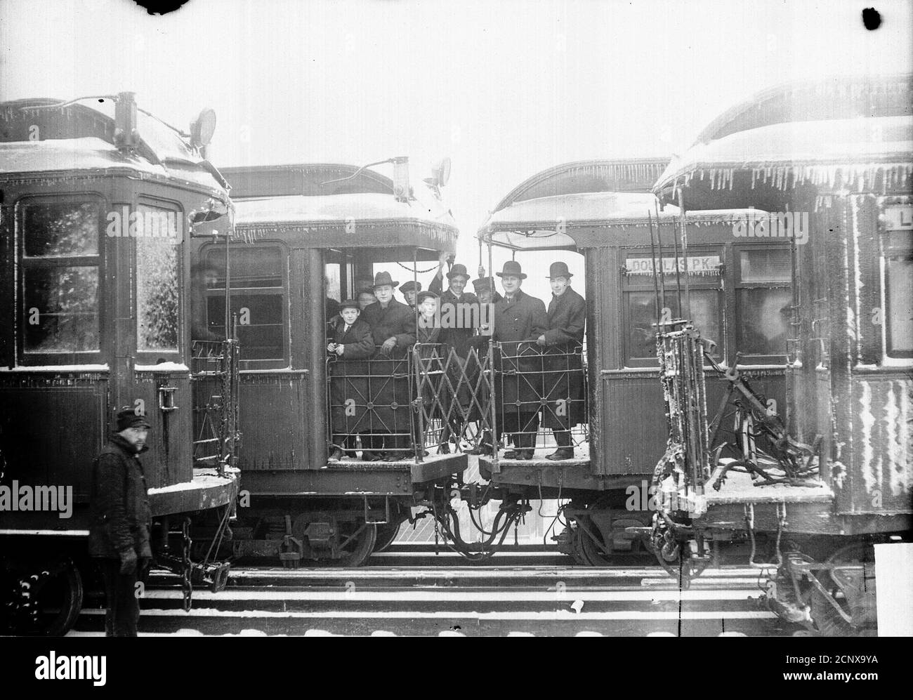 Épave du train, regardant entre deux voitures endommagées vers des personnes se tenant sur les plates-formes d'embarquement des voitures d'un autre train, Chicago, Illinois Banque D'Images