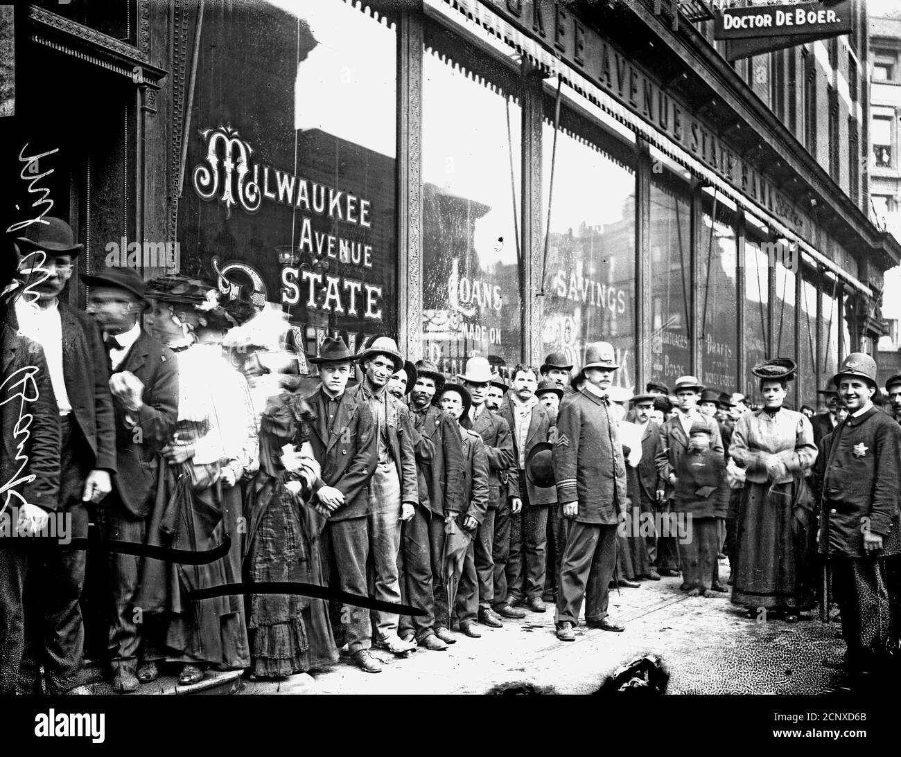 Hommes et femmes se sont alignés le long de la fenêtre de la Milwaukee Avenue Bank, 739-47 Milwaukee Avenue, lors d'une faillite bancaire, Chicago, Illinois Banque D'Images