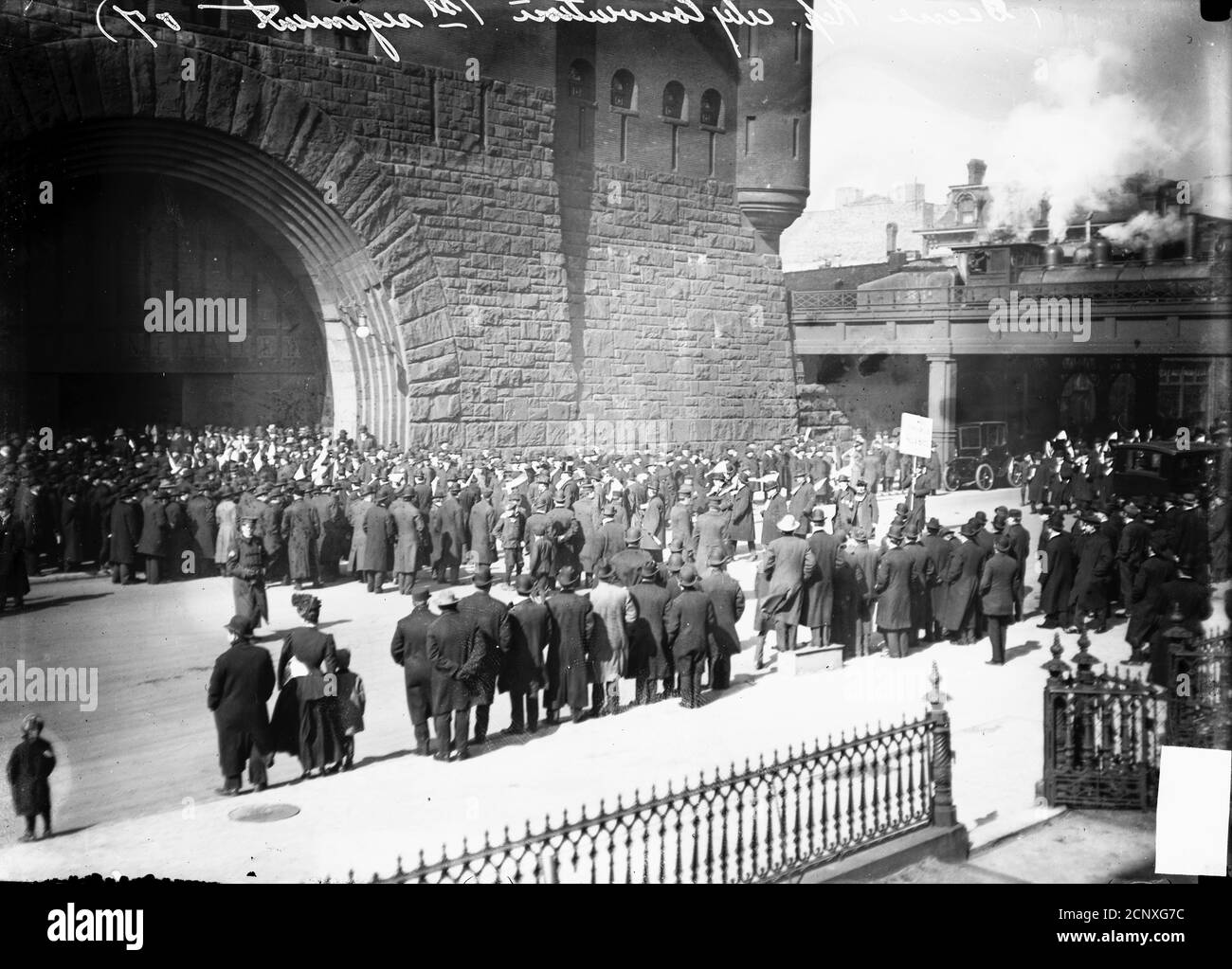 Foule devant l'entrée de l'Armory du Premier Régiment, 1542 South Michigan Avenue, Chicago, Illinois, au congrès de la ville républicaine de 1907. Banque D'Images