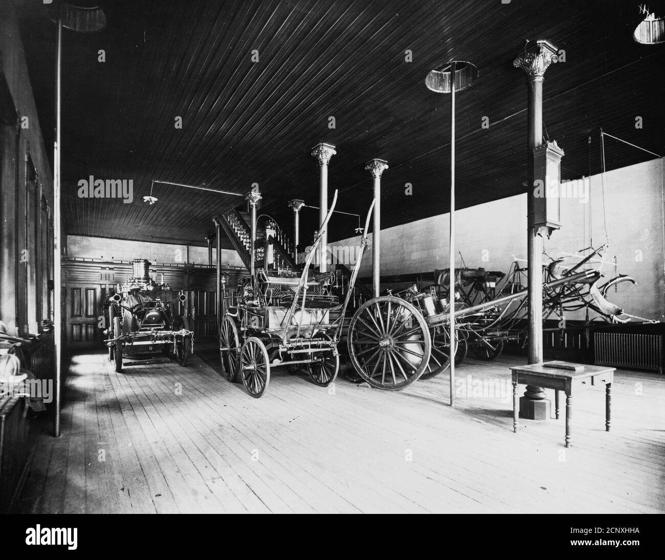 Intérieur de Engine House n° 40, situé au 119 North Franklin Street, Chicago, Illinois, vers 1905. Banque D'Images