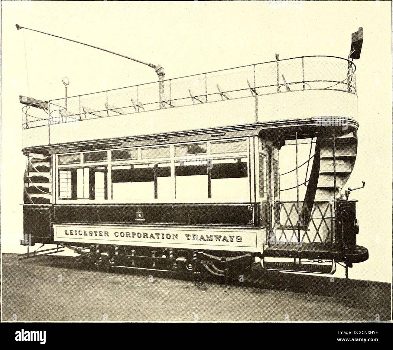 . Journal de chemin de fer de la rue . VOITURE BIRKENHEAD ÉQUIPÉE DE MOTEURS POUR 20 B H. P. ET DE CONTRÔLEURS DE FREIN RHEOSTATIC. Des équipements électriques ou des voitures complètes ont été ou sont fournis par nous à plus de 20 villes, dont Bradford (200 voitures), West Ham Tramways (50 voitures), Glasgow (100 voitures), South Lancashire Tramways (50 voitures), Brighttonways (10 voitures), Birkenhead Tramways (15 quatre voitures), Madras (6 voitures), Manx Electric Railway (13 voitures), etc. ETC. SIÈGE, TEMPLE BAR HOUSE, FLEET STREET, LONDRES, E. C. NUMÉRO DE TÉLÉPHONE, 582 HOLBORN.TÉLÉGRAMMES, RÉACTANCE, LONDRES. 38 RUE RAILW Banque D'Images