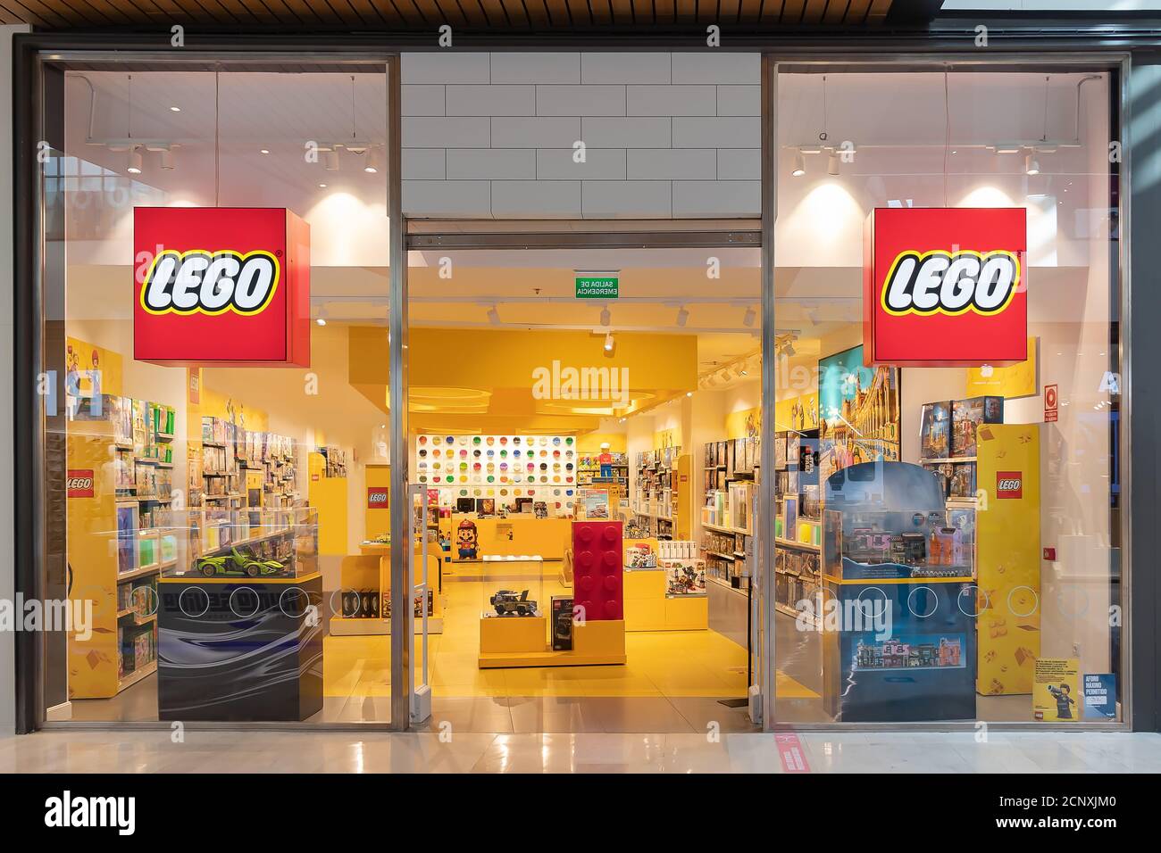 Séville, Espagne - 18 septembre 2020 : l'entrée du magasin LEGO à l'intérieur du centre commercial de Lagoh Sevilla à Séville (Centro Comercial Lagoh Sevilla), et Banque D'Images