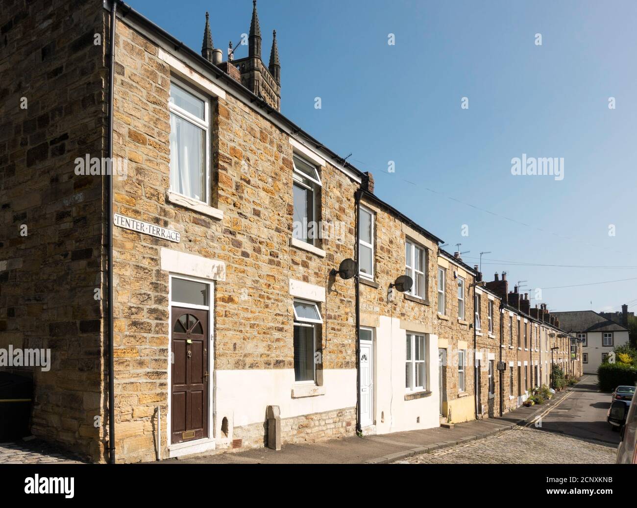 Tenter Terrace, une rangée de maisons en terrasse construites en grès local au début du XIXe siècle, Durham City, Co. Durham, Angleterre, Royaume-Uni Banque D'Images