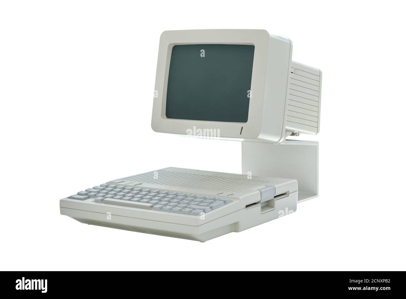 Ancien ordinateur de bureau vintage des années 80 avec moniteur et clavier intégrés isolés sur fond blanc. Vue latérale d'un PC classique rétro Banque D'Images