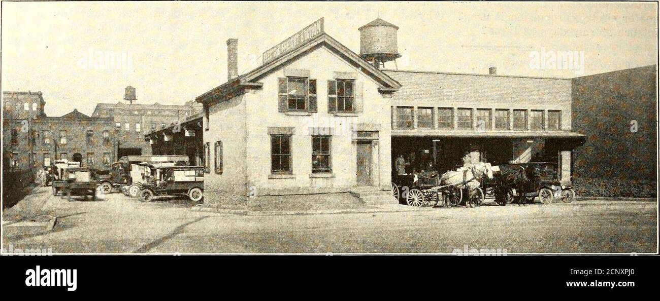 . Electric Railway journal . oth parties ont le tomake de pouvoir un contrat n'a pas été examiné dans le San Antoniocase mais a été traité dans une décision que le Supremecourt a rendu le même jour dans le cas de threeIowa Electric Lighting compagnies. Là, le tribunal a dit, en citant des opinions antérieures dans plusieurs affaires, y compris dans les affaires de chemins de fer électriques à Detroit, Cleveland et Colum-bus, que là où les sociétés de services publics et les agences de gouvernement ont le pouvoir de contracter comme des rateset d'exercer ce pouvoir en fixant par des tarifs contractuels togovern pendant un moment particulier, l'application de ces taux est continue Banque D'Images