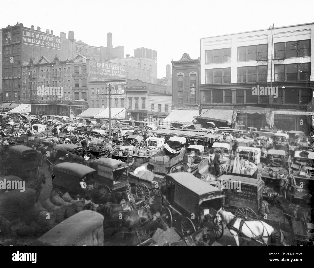 Des wagons se sont alignés sur West Randolph Street à Haymarket Square, Chicago, Illinois, vers 1905. Banque D'Images