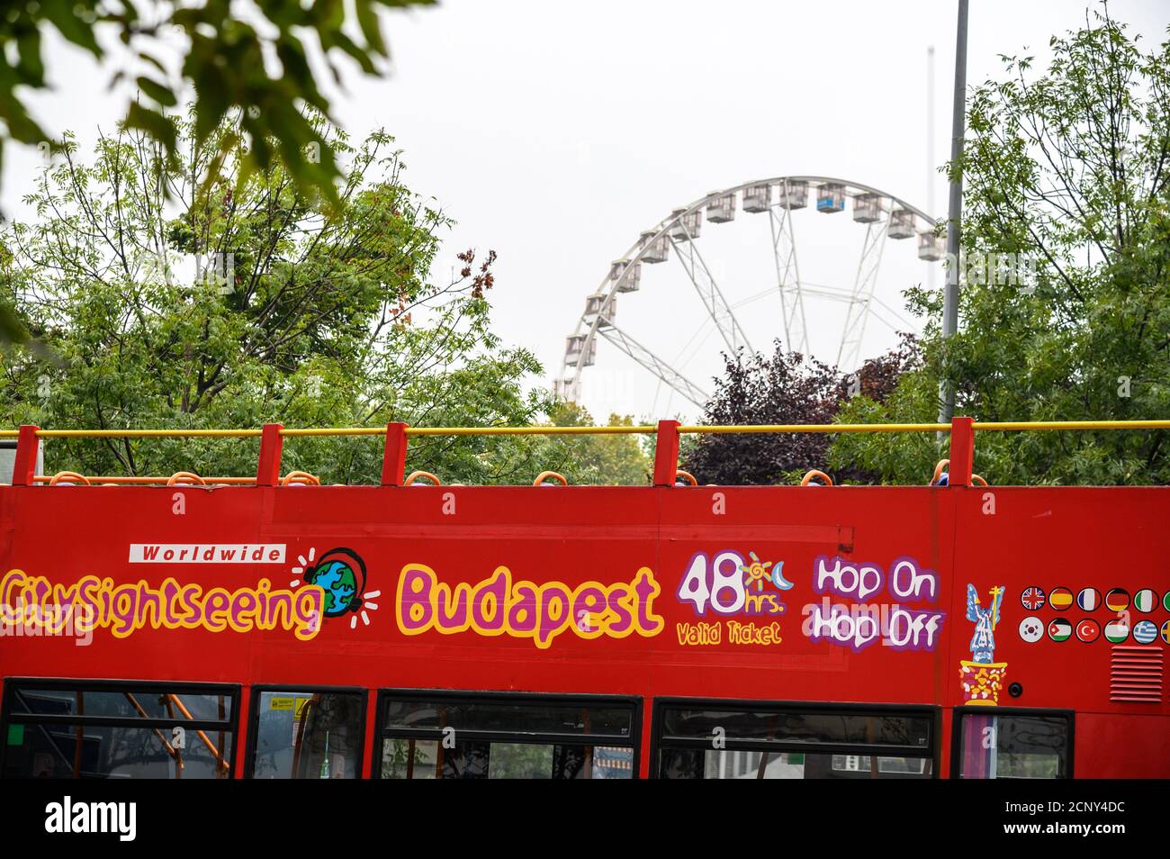 BUDAPEST, HONGRIE - 25 septembre 2019 : bus touristique à arrêts multiples devant la grande roue de Budapest, Hongrie. Banque D'Images