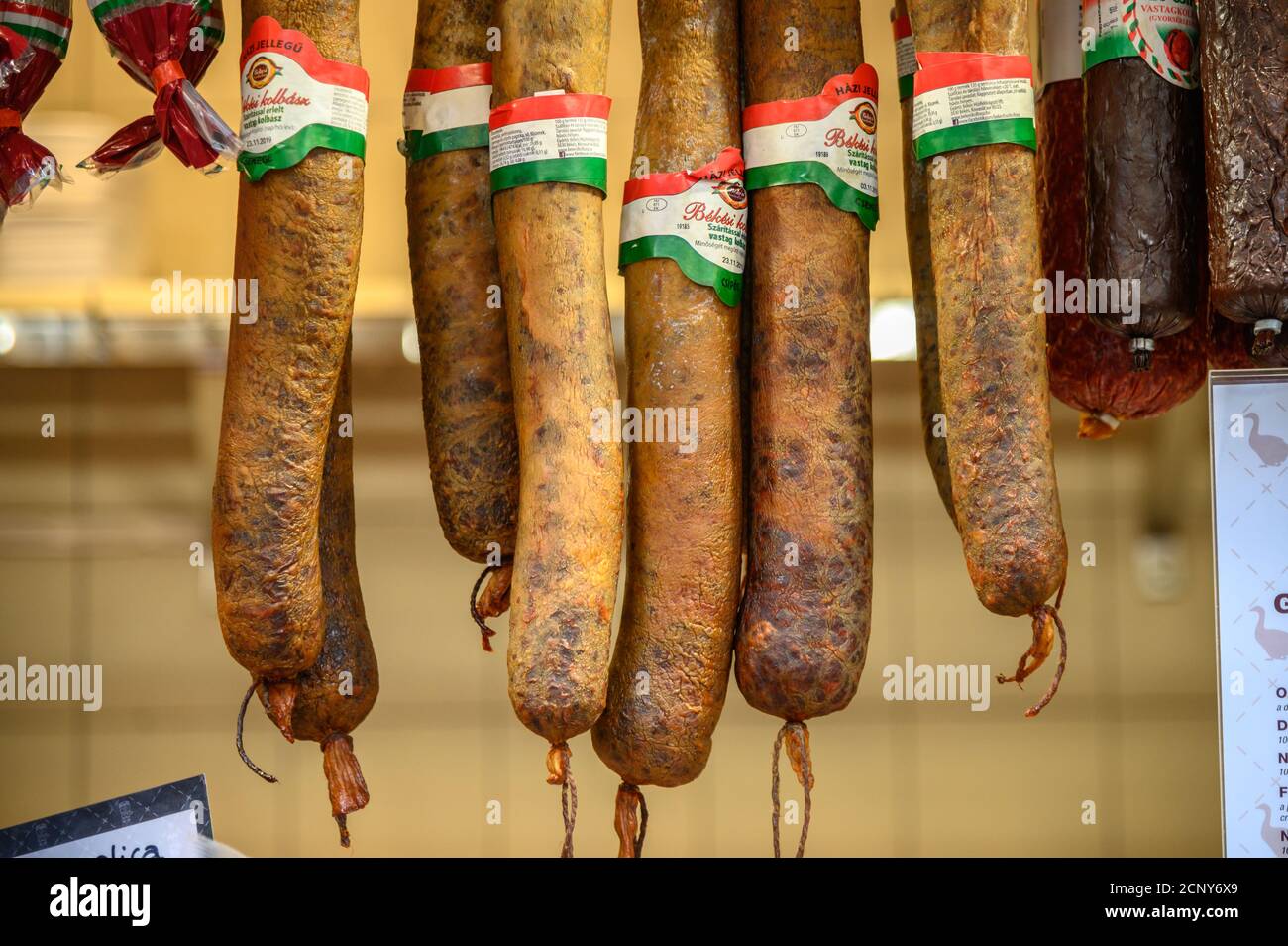 Budapest, Hongrie - 25 SEPTEMBRE 2019 : saucisses et salamis pendent d'un stand à la Grande salle du marché, Hongrie Banque D'Images