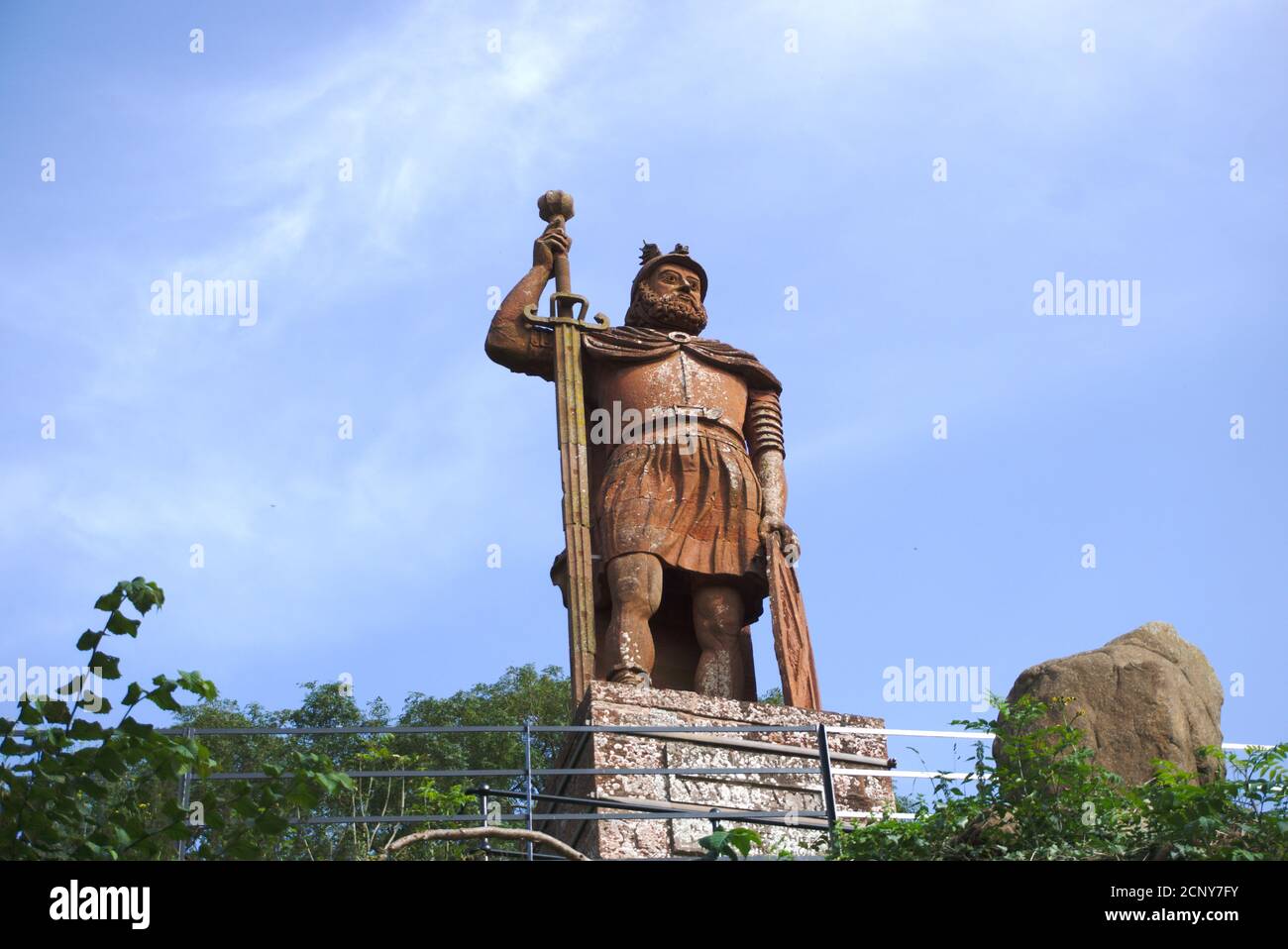 Statue de William Wallace en pierre rouge commandée par David Steuart Erskine, 11ème comte de Buchan et debout sur le domaine de Bemersyde, frontières écossaises. Banque D'Images
