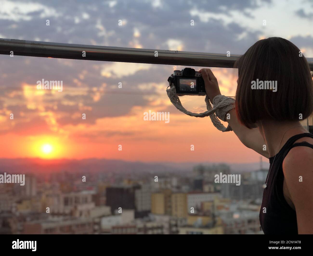 Gros plan photo d'une jeune femme photographe, tenant un appareil photo dans elle main Banque D'Images