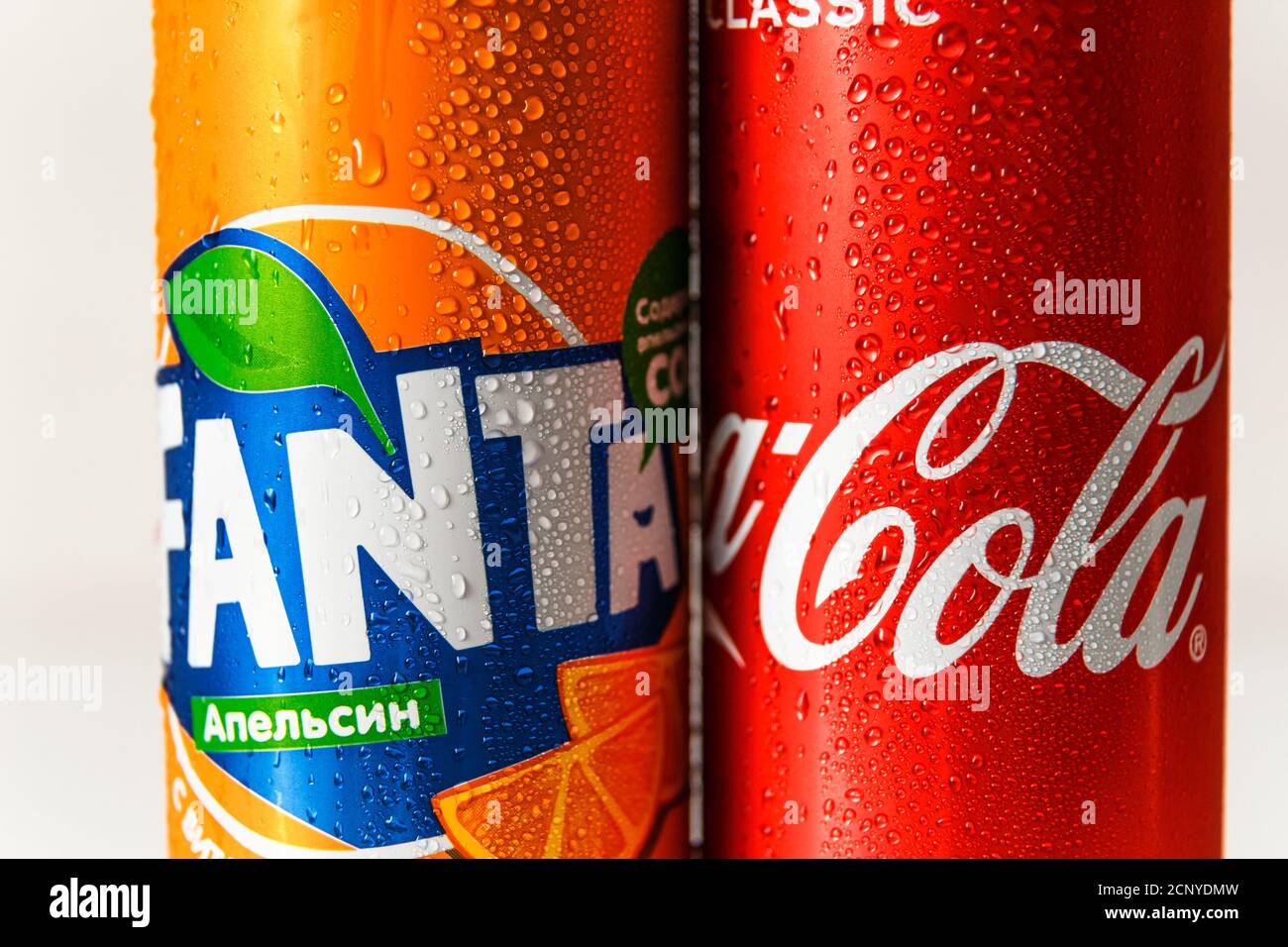 Minsk, Bélarus - 18 septembre 2020 : boîtes Coca-Cola et Fanta avec gouttes de condensation. Deux boissons produites par Coca-Cola Company Banque D'Images