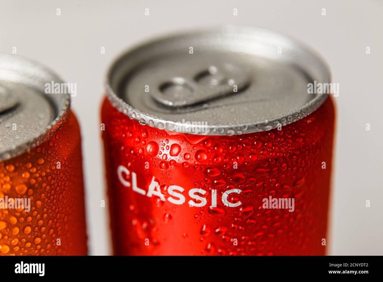 Minsk, Bélarus - 18 septembre 2020 : boîtes Coca-Cola et Fanta avec gouttes de condensation. Deux boissons produites par Coca-Cola Company Banque D'Images