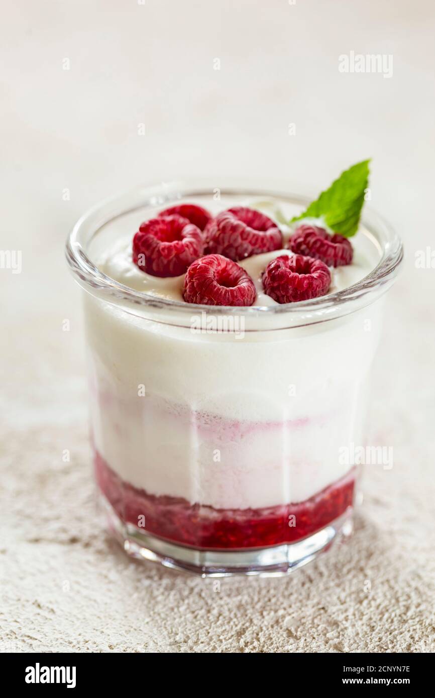 Mousse à la framboise gros plan délicieux dessert, gros plan Banque D'Images