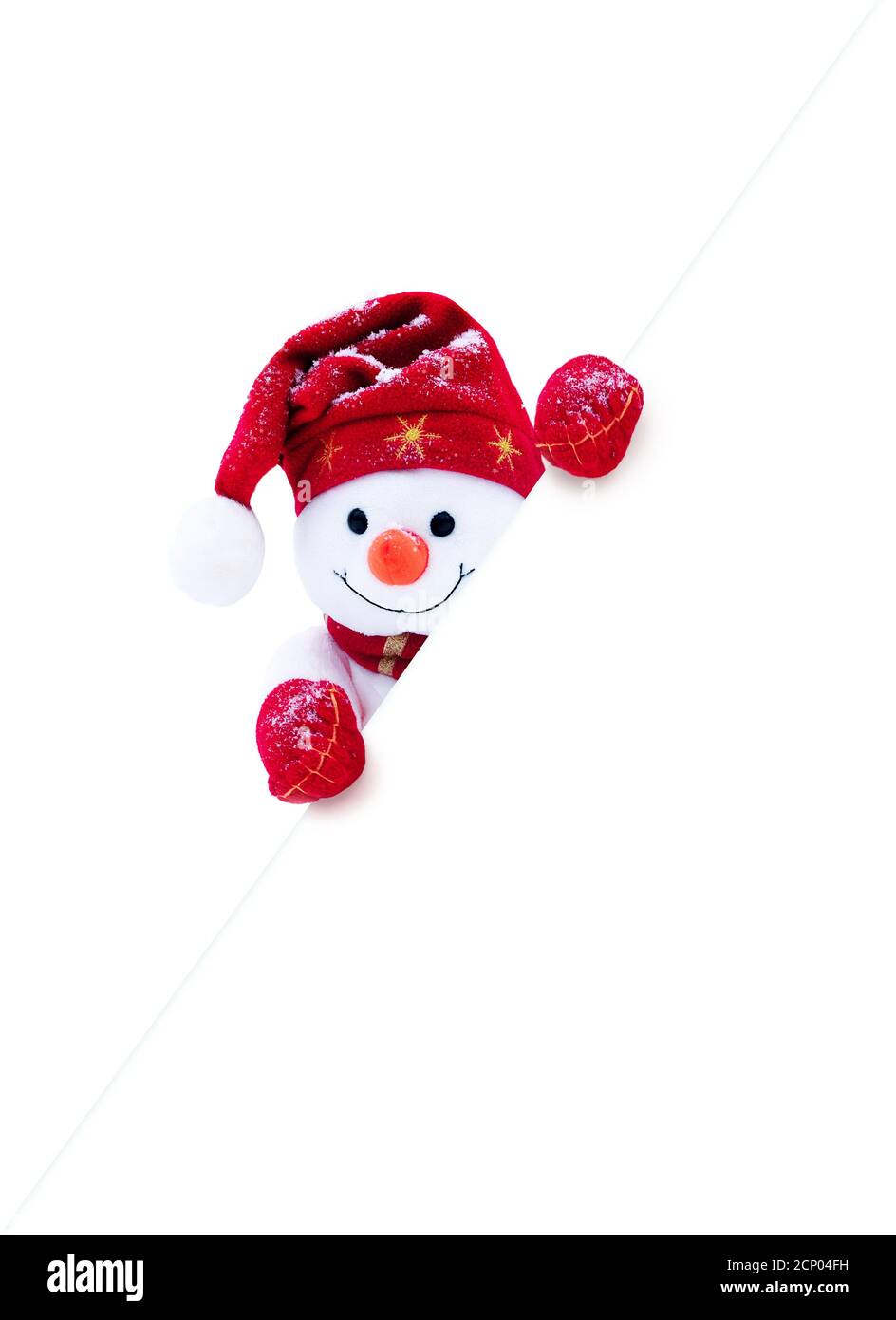 Petit bonhomme de neige en casquette et foulard sur la neige en hiver. Fond festif avec un bonhomme de neige drôle. Carte de Noël, espace de copie. Banque D'Images