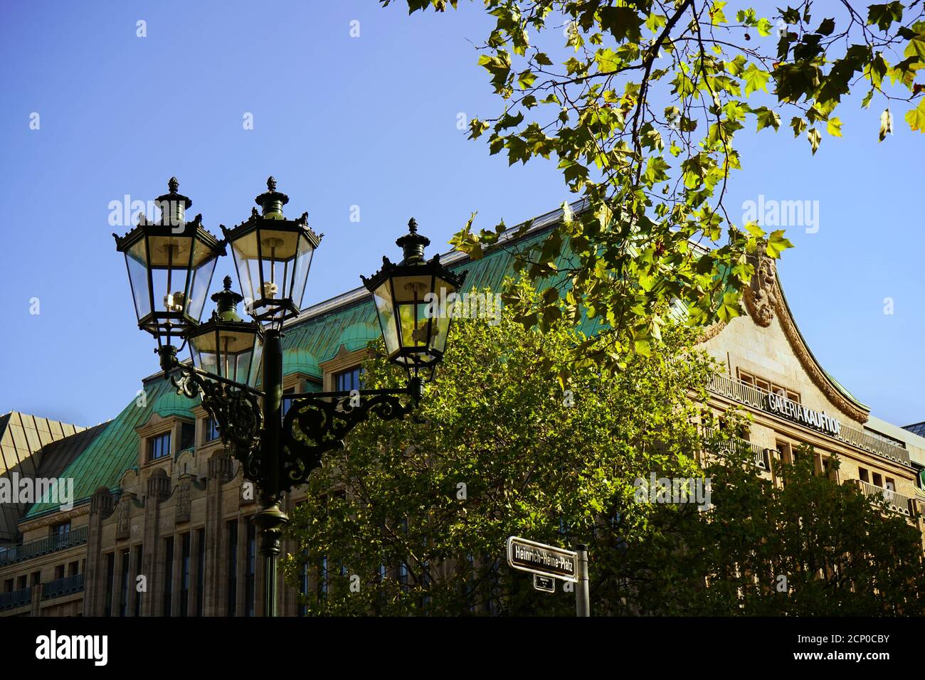 L'ancien bâtiment du grand magasin 'Galeria Kaufhof' sur Königsallee à Düsseldorf avec une ancienne lanterne et un arbre devant. Banque D'Images