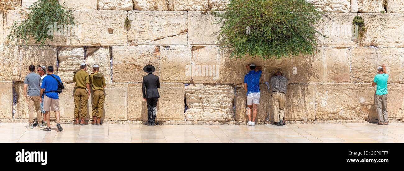 Jérusalem, Israël - croyants orthodoxes juifs lisant la Torah et priant face au mur occidental, également connu sous le nom de mur des lamentations dans Th Banque D'Images