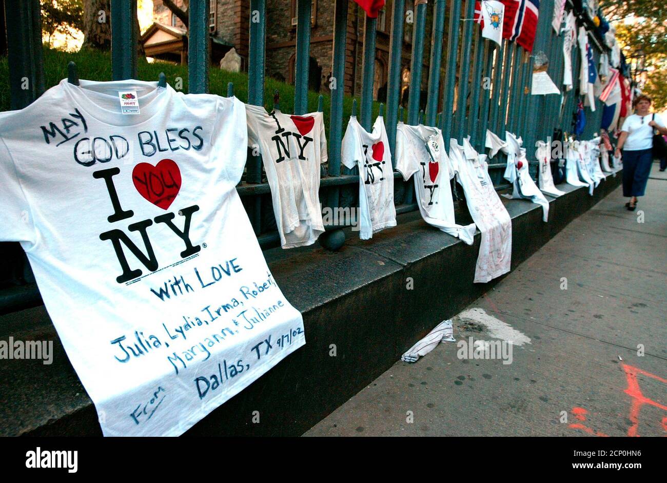 A T Shirt With A Message To New York From Residents Of Dallas Texas Hangs On A Fence In New York September 8 02 The Shirts Are On A Fence Around Trinity Church That Is Located Near The Former Site Of The World Trade Center Known As Ground Zero