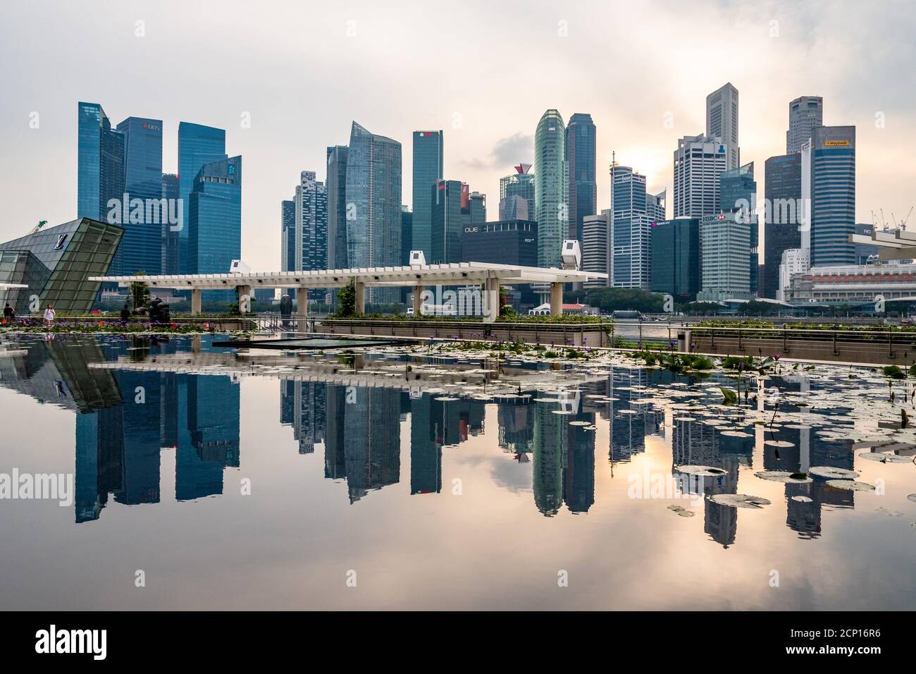 Singapour - 11 2018: Gratte-ciels du quartier financier au coucher du soleil Banque D'Images