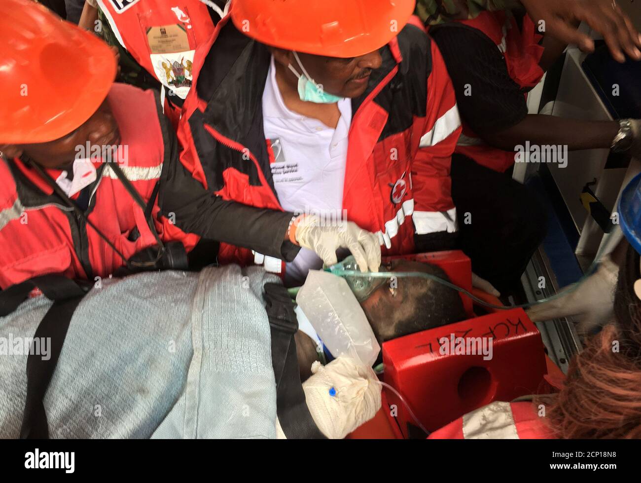 Une femme est sauvée des décombres d'un édifice de six étages qui s'est effondré à Nairobi, au Kenya, le 5 mai 2016. REUTERS/Thomas Mukoya IMAGES TPX DU JOUR Banque D'Images