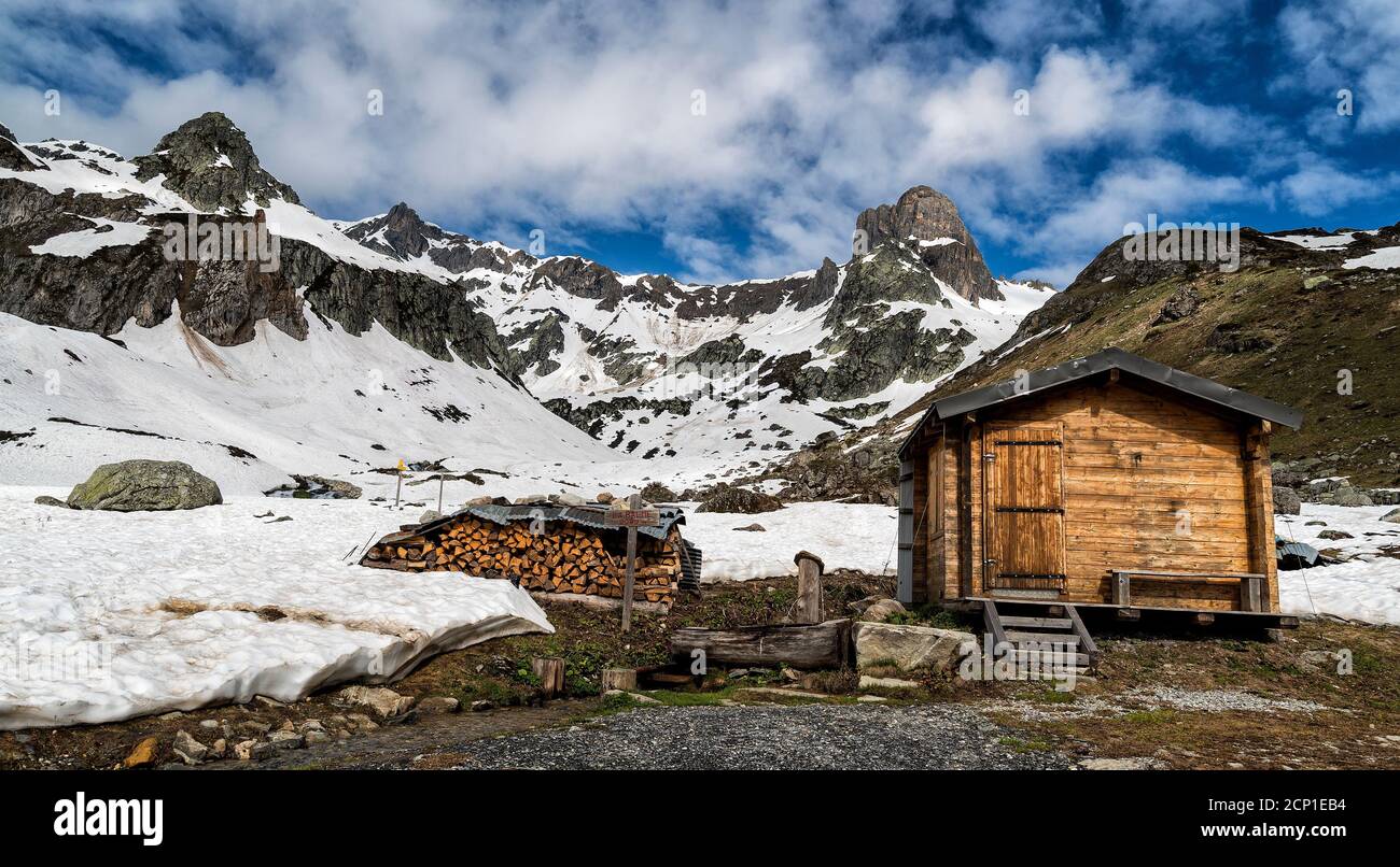 Rivière coulant par les montagnes dans les Alpes françaises. Banque D'Images