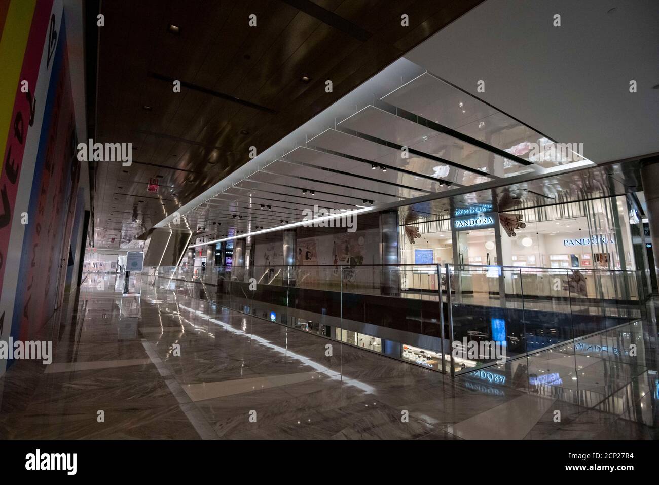 Manhattan, New York, États-Unis. 18 septembre 2020. Vue d'ensemble des couloirs vides des boutiques de Hudson yards en milieu de journée à Manhattan, New York. Crédit obligatoire : Kostas Lymperopoulos/CSM/Alay Live News Banque D'Images