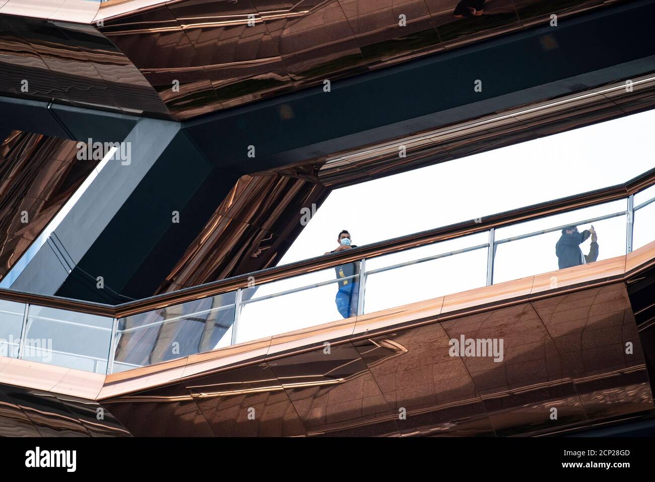 Manhattan, New York, États-Unis. 18 septembre 2020. Un homme portant un masque EPI regarde depuis le navire à Hudson yards à Manhattan, New York. Crédit obligatoire : Kostas Lymperopoulos/CSM/Alay Live News Banque D'Images