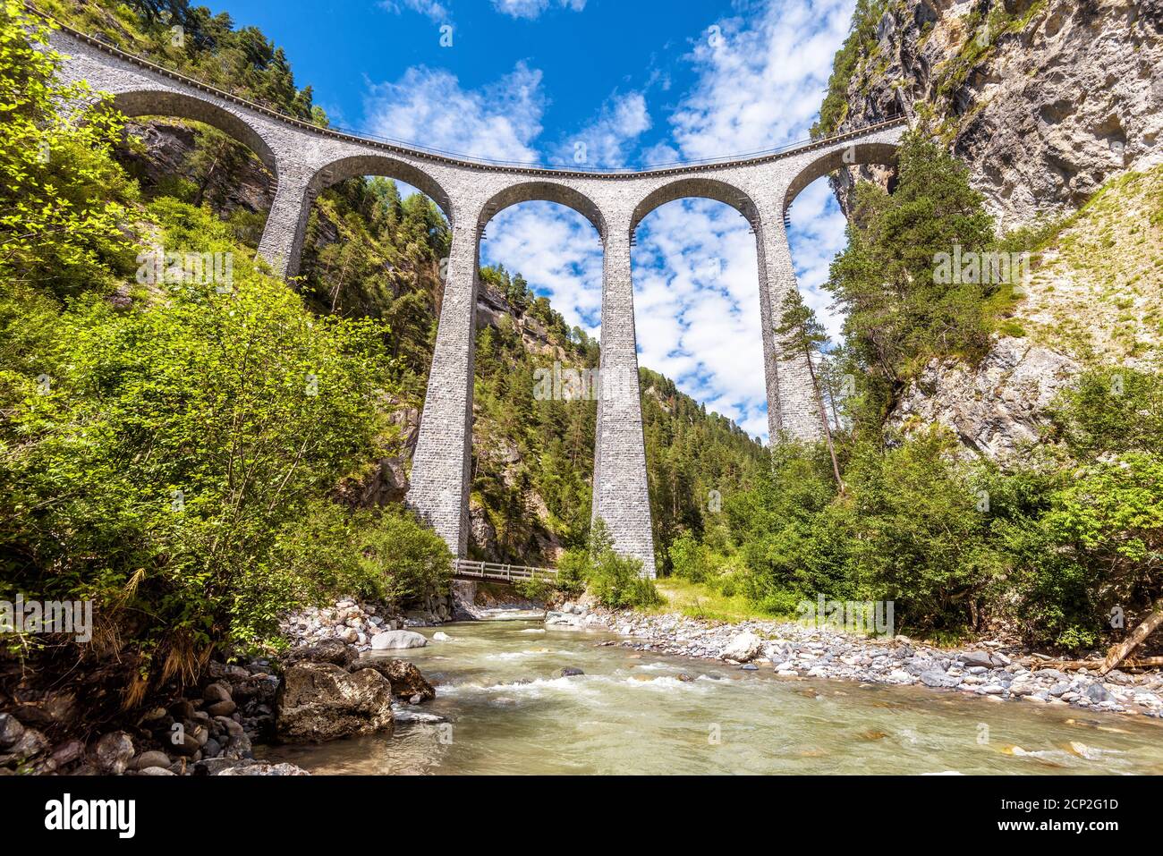 Paysage avec Landwasser Viaduct en été, Filisur, Suisse. Cet endroit est un point de repère des Alpes suisses. Vue panoramique sur le pont de chemin de fer sur le moun Banque D'Images