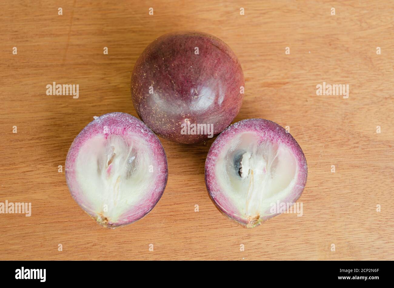 Pommes de terre entières mûres et coupes transversales Banque D'Images