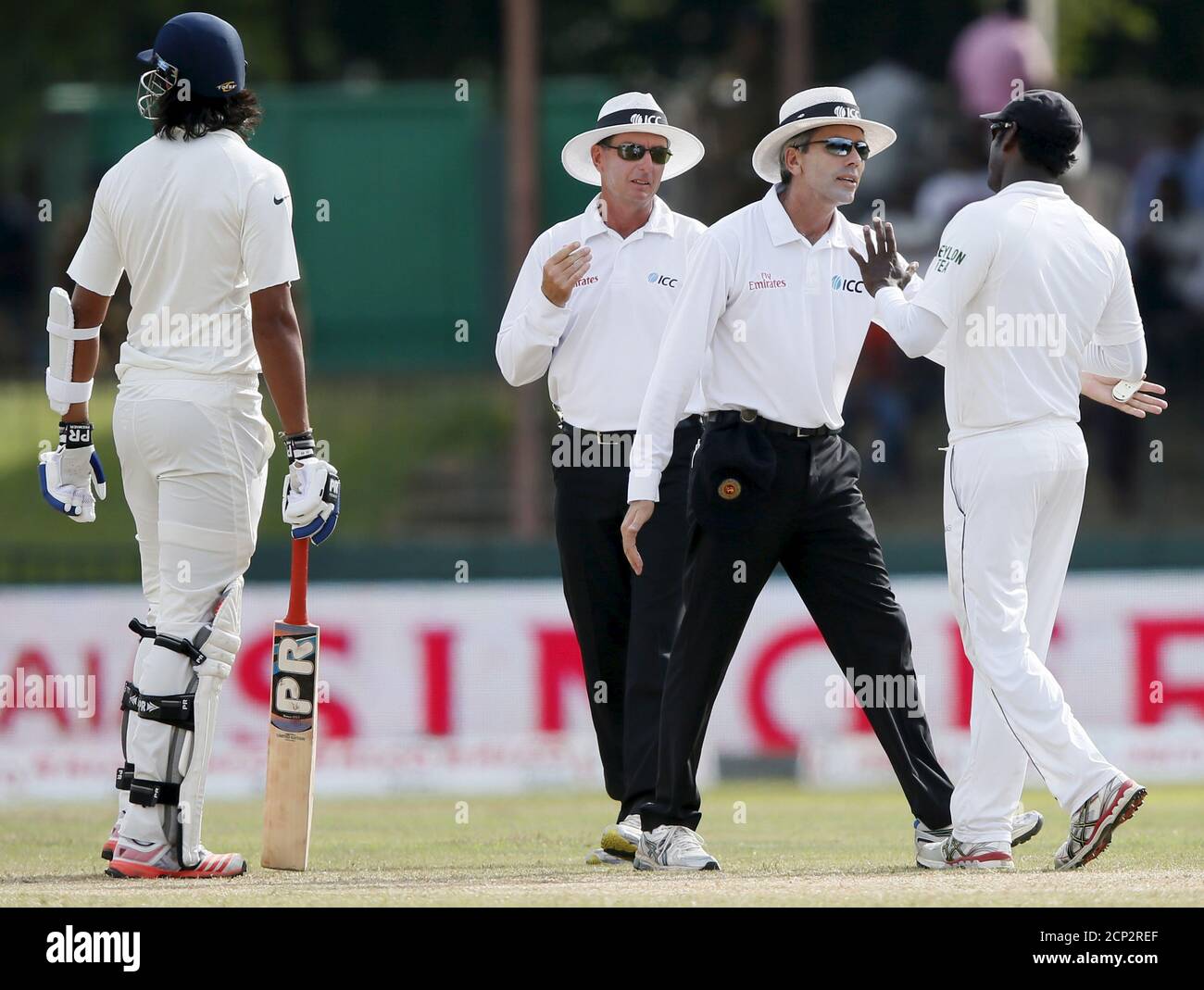 Le juge-arbitre Nigel Llong (2e R) s'entretient avec le capitaine du Sri Lanka Angelo Mathews (R) après un argument entre Ishant Sharma (L) de l'Inde et le bowler du Sri Lanka Dhammika Prasad (non représenté) au cours du quatrième jour de leur troisième et dernier match de cricket à Colombo le 31 août 2015. REUTERS/Dinuka Liyanawatte Banque D'Images