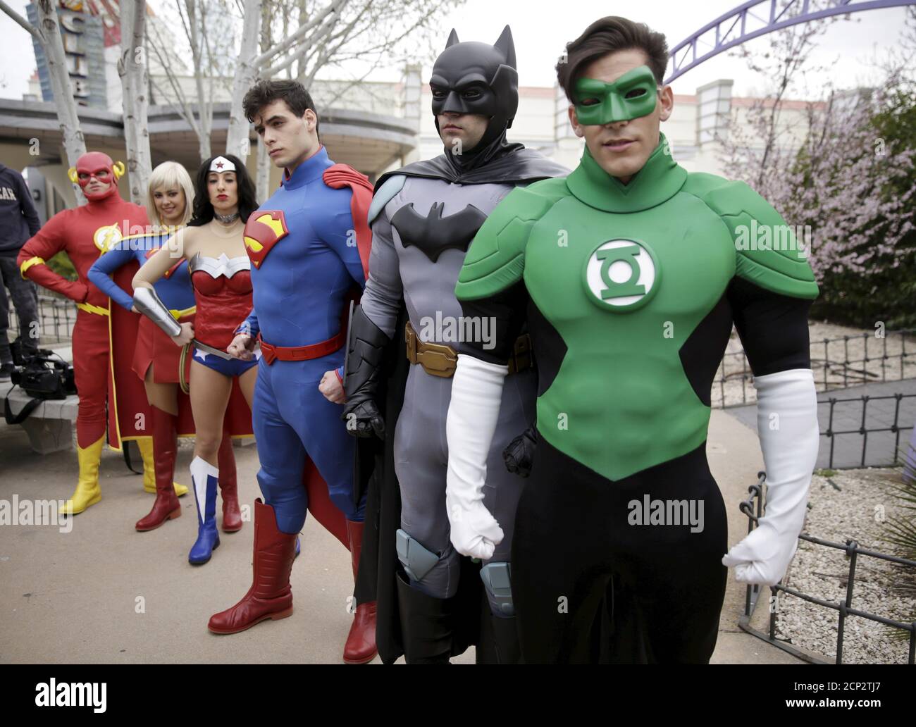 Acteurs vêtus de Flash, superfemme, Wonder woman, Superman, Batman et Green  Lantern (de gauche à droite), membres de la Ligue de Justice posent pendant  la saison inauguration du parc d'attractions Madrid Warner