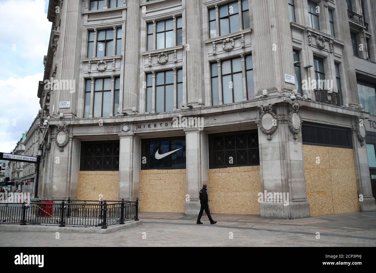Un magasin Nike est monté à bord à Oxford Street, Londres, Grande-Bretagne,  le 7 juin 2020. REUTERS/Hannah McKay Photo Stock - Alamy