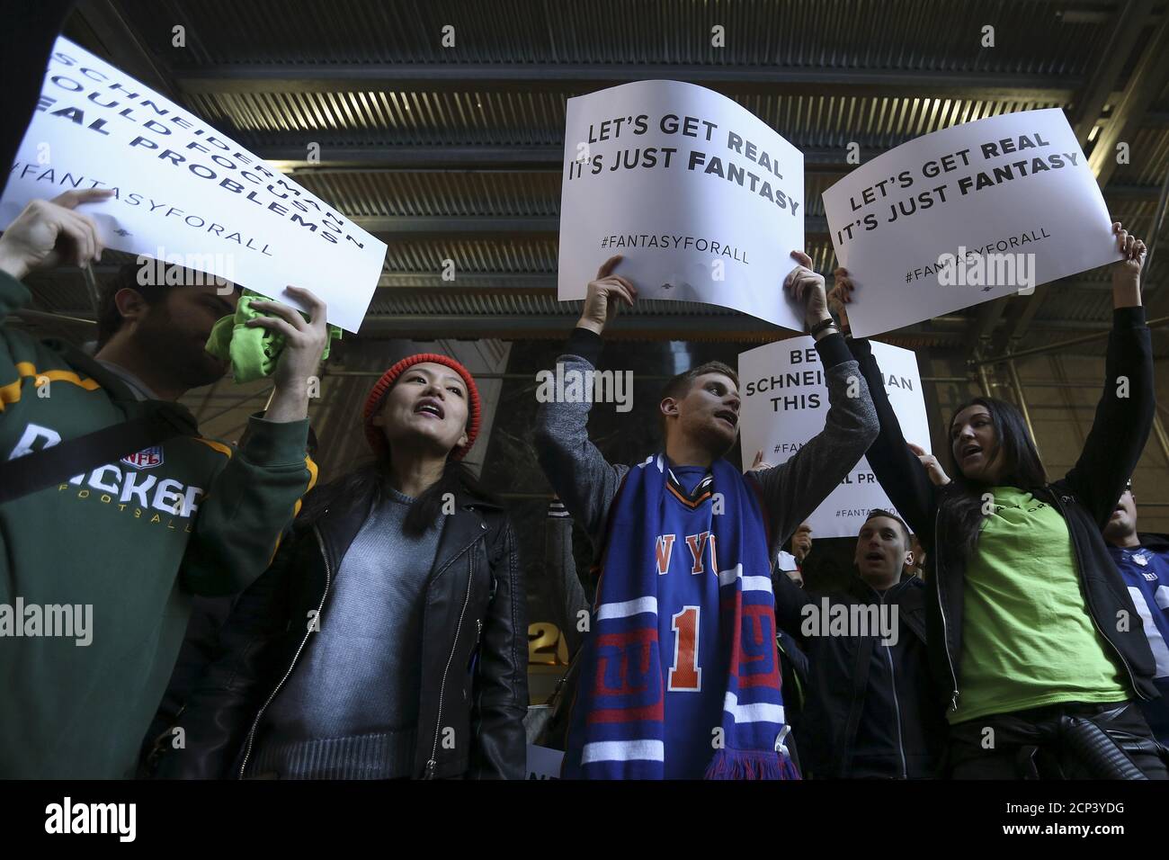 Des gens protestent devant le bureau du procureur général de New York Eric Schneiderman à la suite de sa décision de fermer les sites sportifs de fantaisie FanDuel et ReferrKings, dans le quartier de Manhattan à New York le 13 novembre 2015. REUTERS/Carlo Allegri Banque D'Images