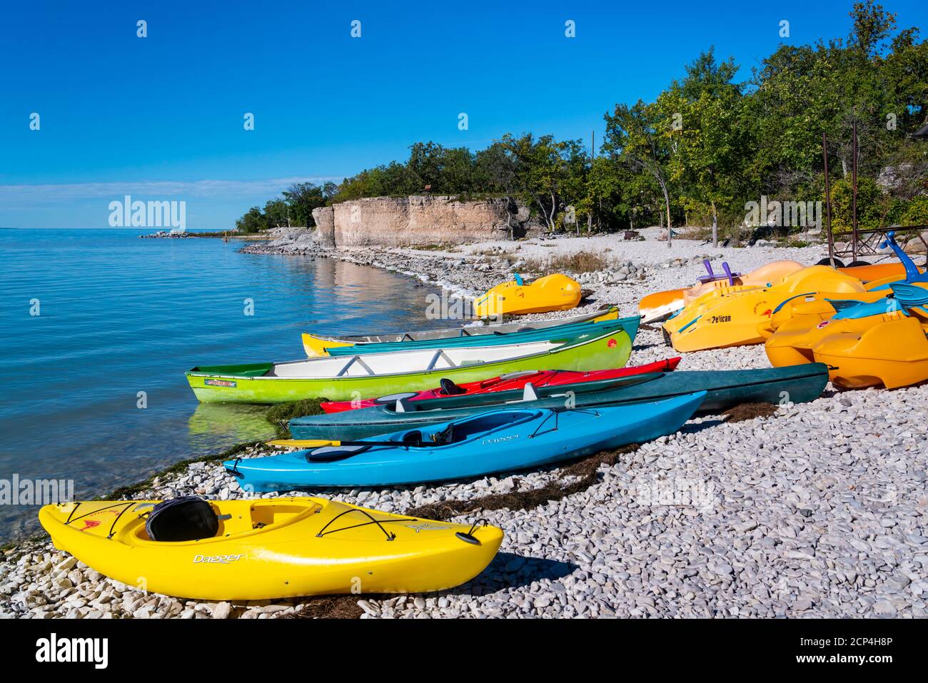 Kayaks colorés sur la plage de Steep Rock, Manitoba, Canada. Banque D'Images
