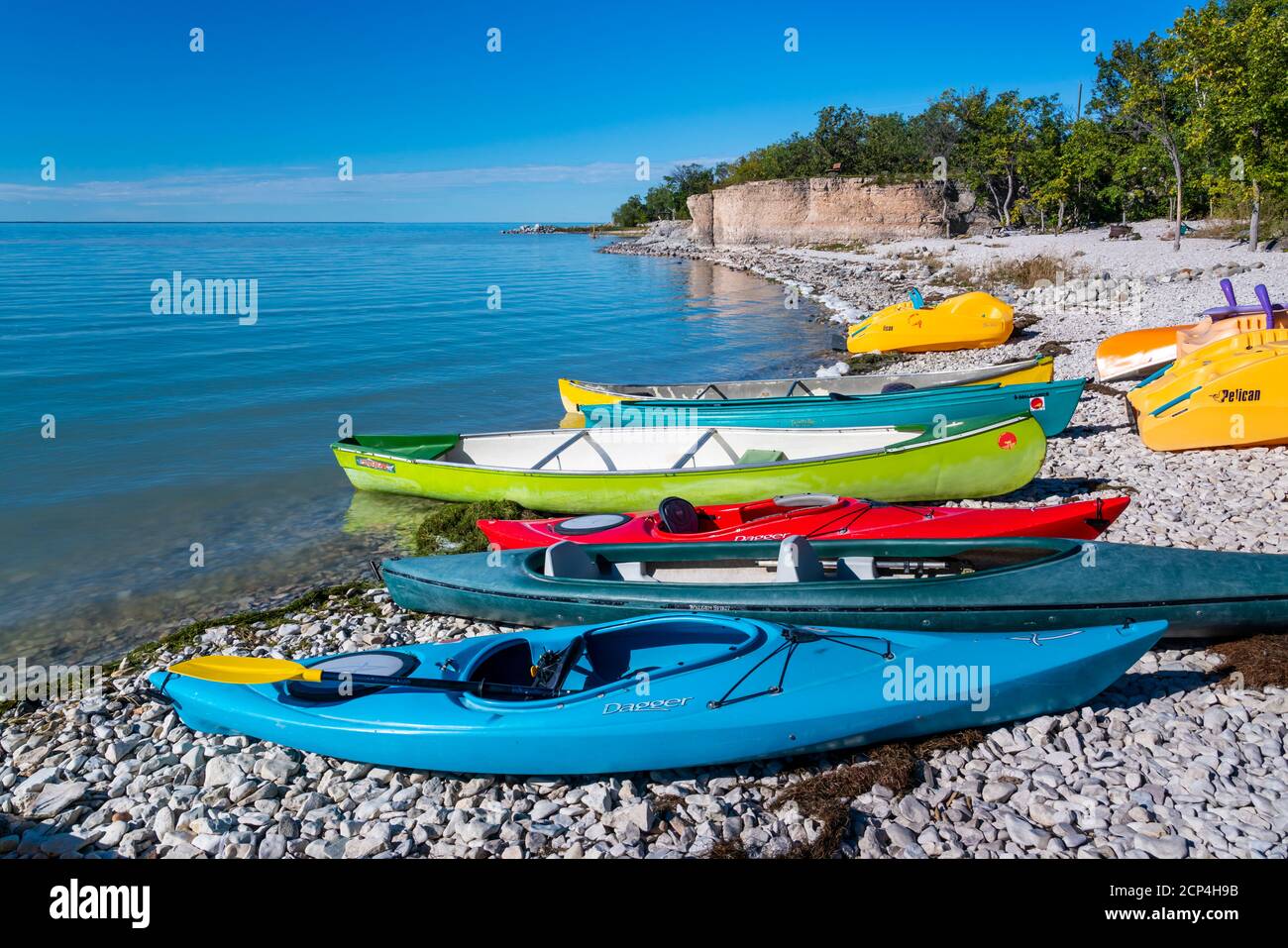 Kayaks colorés sur la plage de Steep Rock, Manitoba, Canada. Banque D'Images