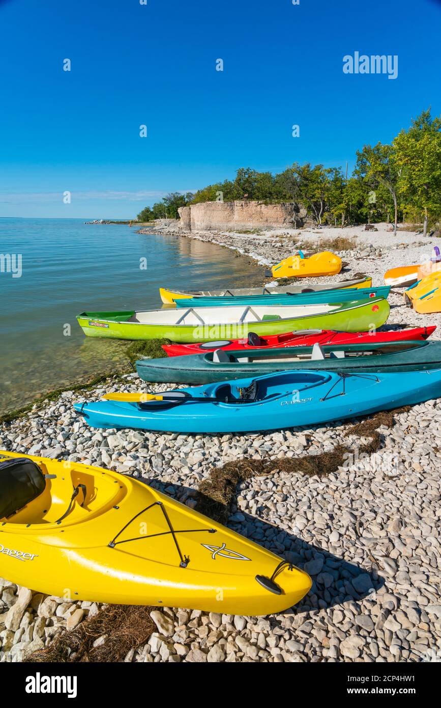 Kayaks colorés sur la plage de Steep Rock, Manitoba, Canada. Banque D'Images