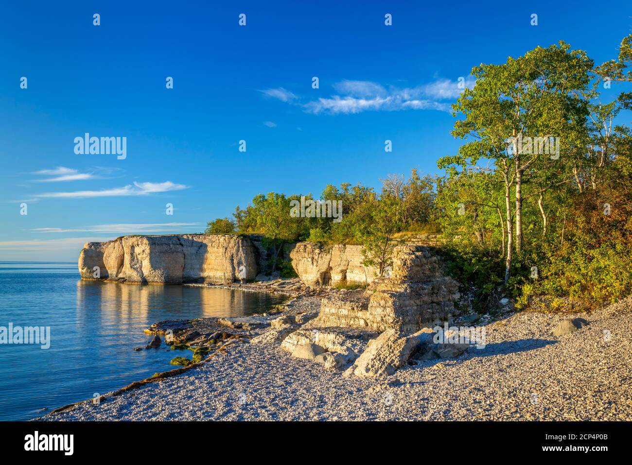 Falaises calcaires sur le lac Manitoba à Steep Rock, Manitoba, Canada. Banque D'Images