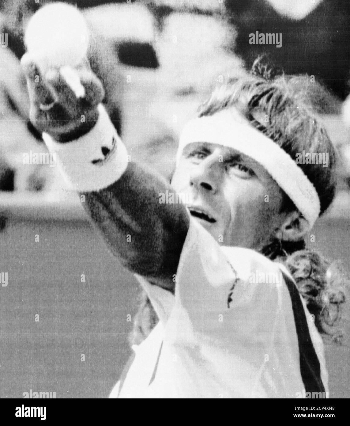 Le joueur de tennis suédois Bjorn Borg regarde le ballon lors de son  deuxième match de retour contre Olivier Delaître de France à Nice le 14  avril 1992. Borg a perdu au