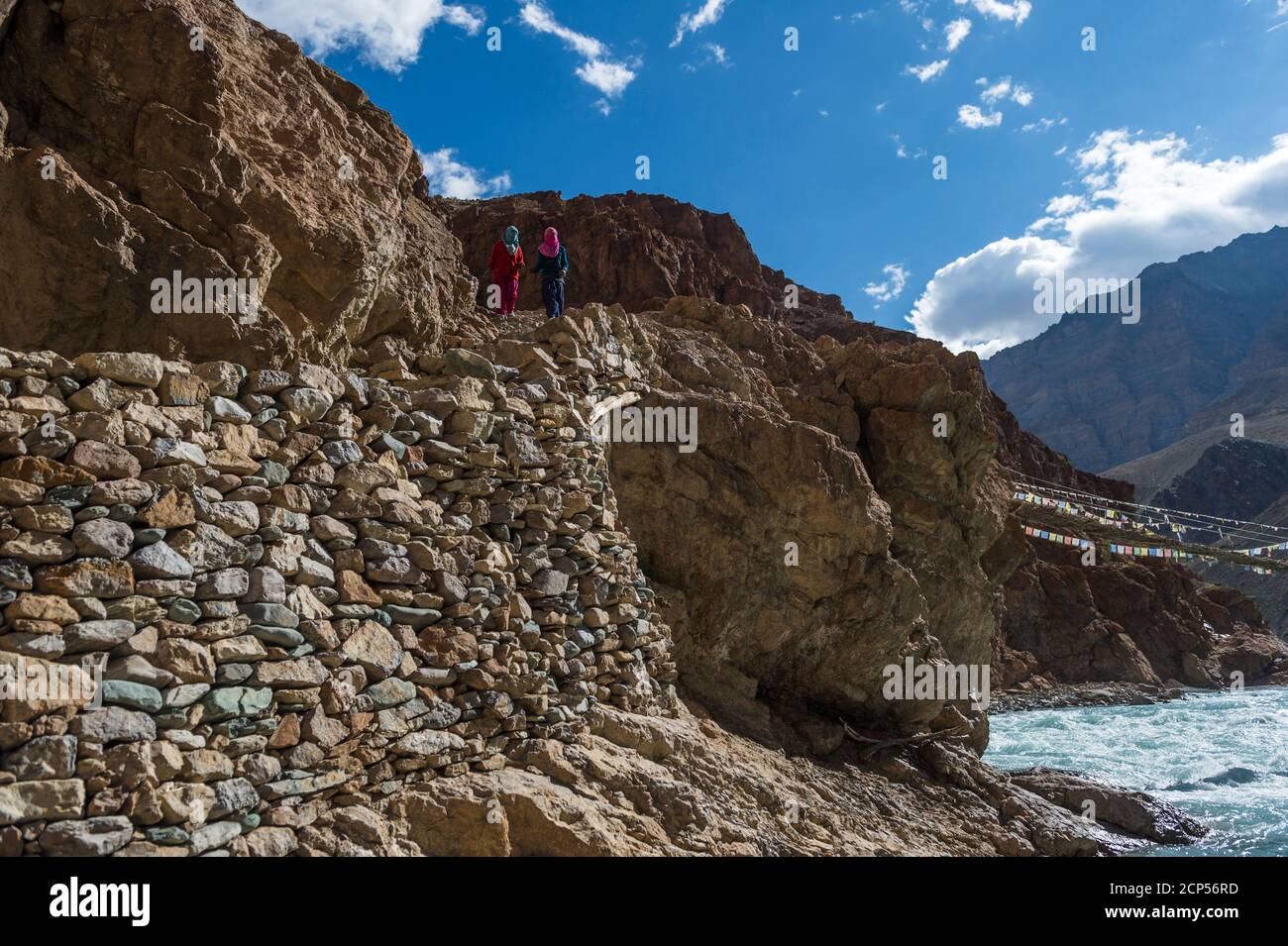 Le chemin vers le monastère de Phuktal Gompa avec le Lingti, rivière Tsarap Banque D'Images