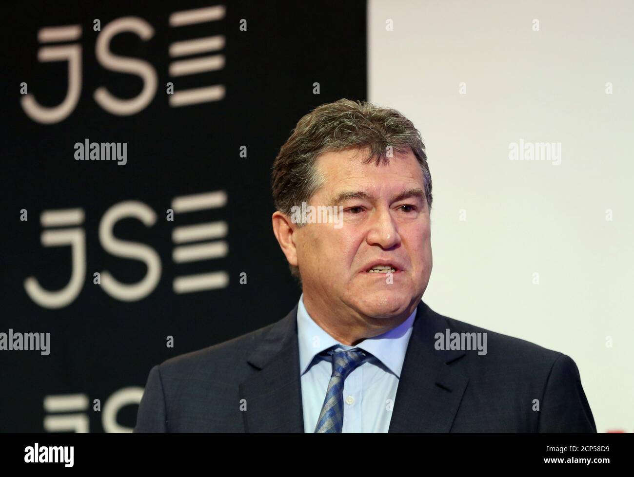 Le chef de la direction de Tiger Brands, Lawrence MacDougall, parle lors de la publication de leurs résultats provisoires à Johannesburg, en Afrique du Sud, le 24 mai 2018. REUTERS/Siphiwe Sibeko Banque D'Images