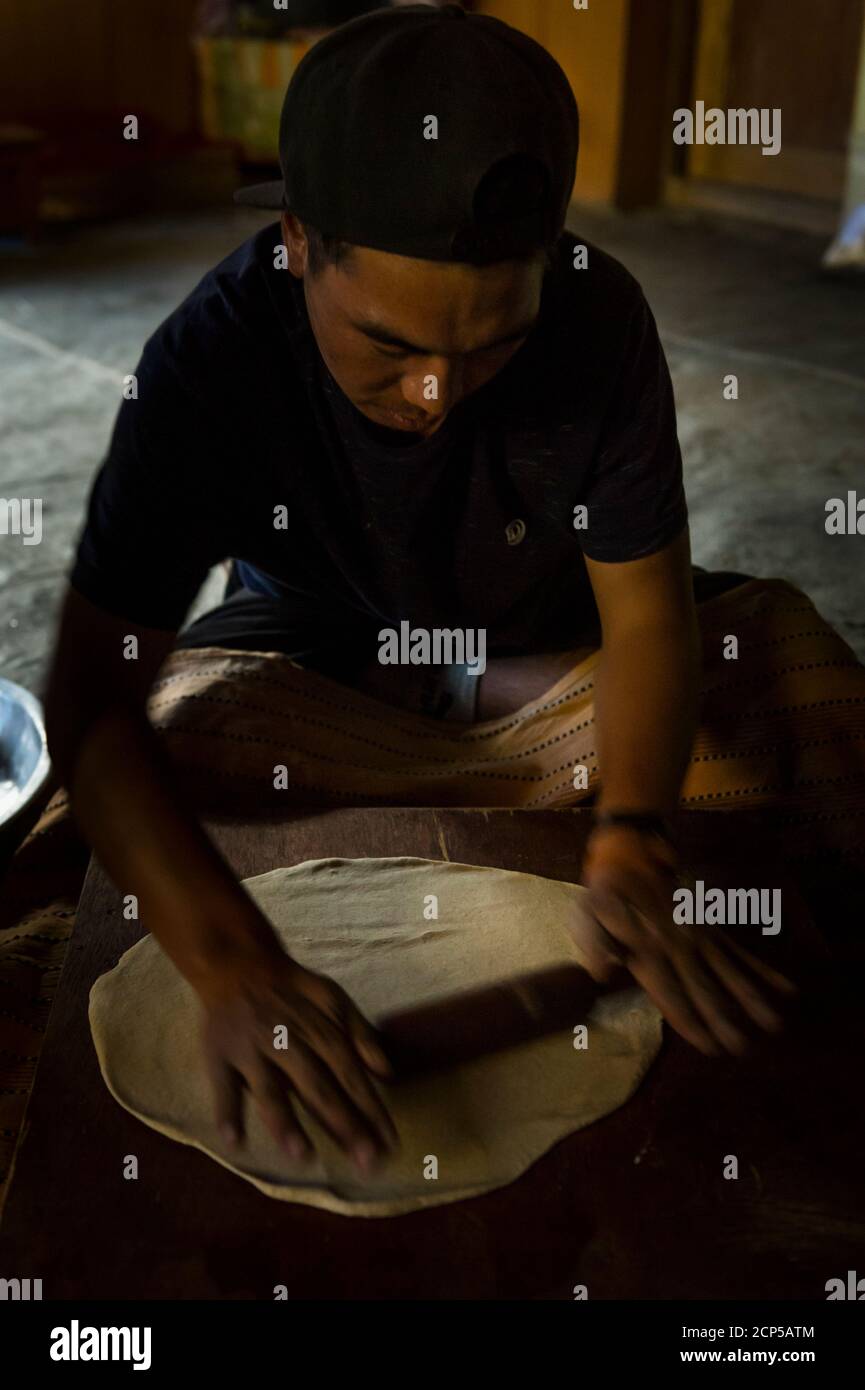 Les gens sur le Trek de la vallée de Markha, homme de cuisine Banque D'Images