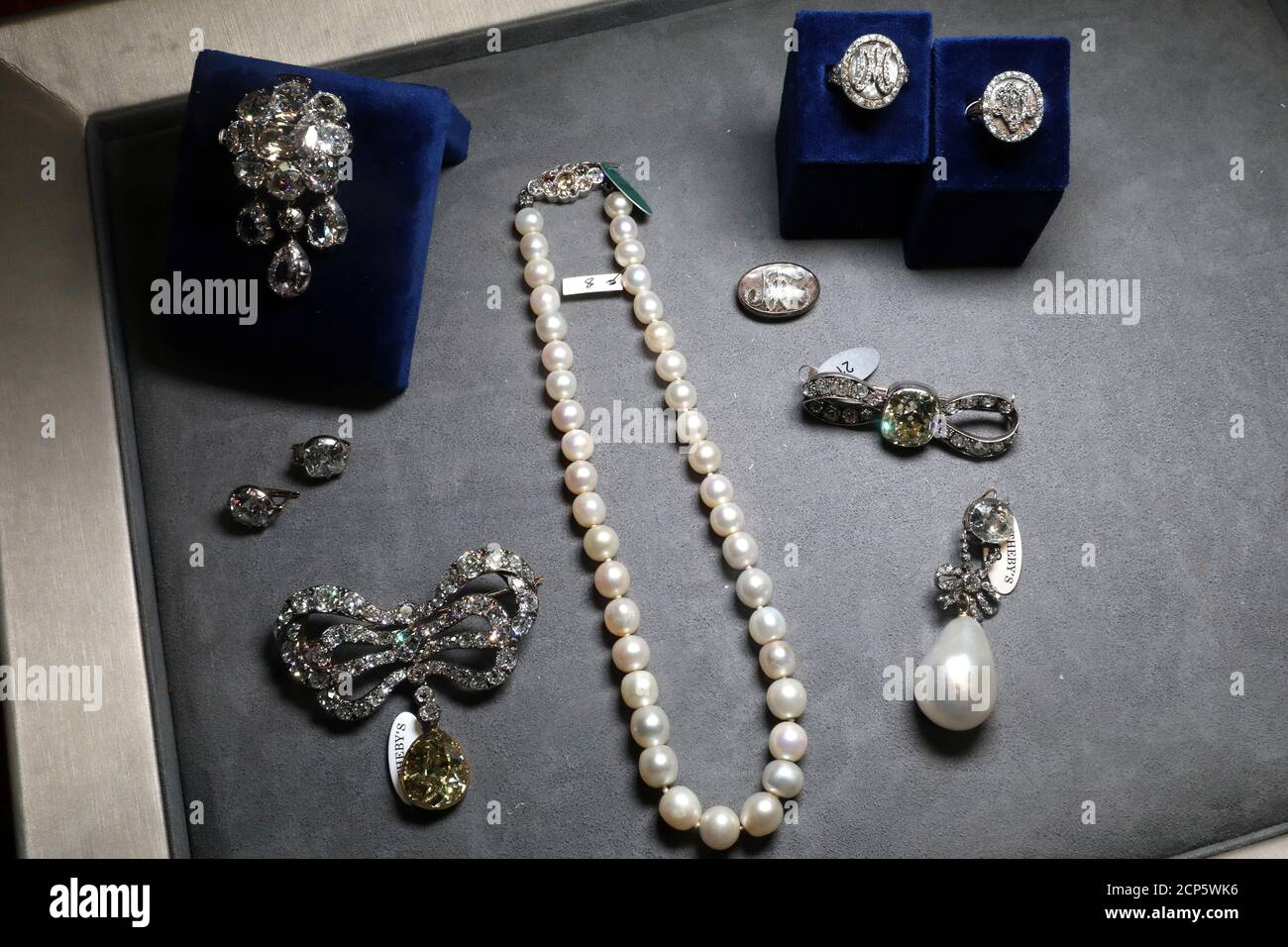Les bijoux appartenant autrefois à Marie-Antoinette sont exposés lors d'un  aperçu de la presse en prévision de la prochaine vente aux enchères « les  joyaux royaux de la famille Bourbon Parme »
