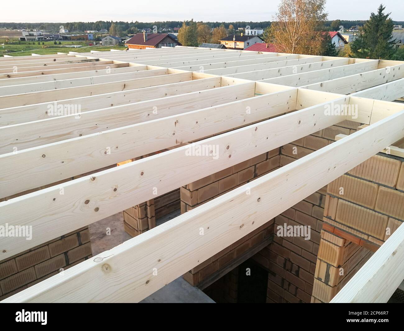 Poutres en bois pour la construction d'un nouveau toit sur le chantier de construction Banque D'Images